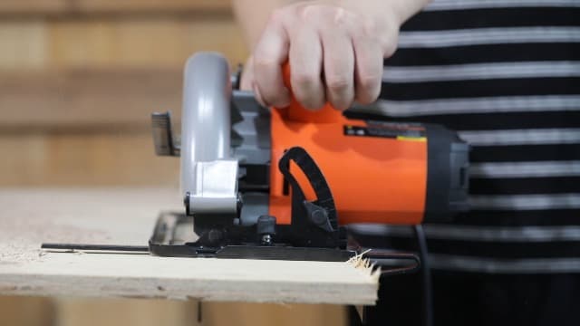 11 Amp Corded Circular Saw with Circular Saw Blade, 6000RPM, Adjustable Cutting Depth, 7-1/4 Inch Blade, Ideal for Wood and Plastic Cuts, Professional Carpentry Tool for Precision Cutting