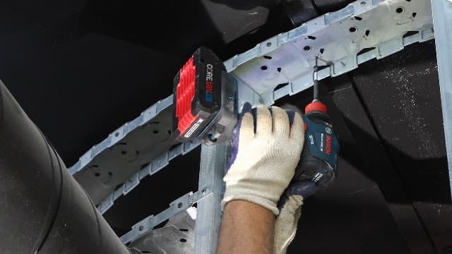 BOSCH GDX18V-1860CB15 18V Connected-Ready Two-In-One 1/4 In. and 1/2 In. Bit/Socket Impact Driver/Wrench Kit with (1) CORE18V 4 Ah Advanced Power Battery