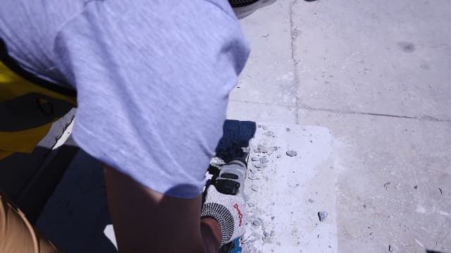 Dong Cheng 1-1/8 Inch SDS-Plus Rotary Hammer Drill with Safety Clutch, 9.2 Amp Heavy Duty Corded Demolition Hammer for Concrete, 3.6 Joules, Including 3 Drill Bits, Flat Chisels and Point Chisels