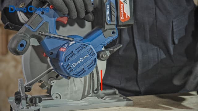 Dong Cheng Cordless Circular Saw 7-1/4-Inch 5,000 Rpm, Cutting Depth 65mm, 0-45° Adjustable, with Dust Collection Adaptor, 24T & 40T TCT Blade Included, Battery and Charger Kit (4.0Ah)