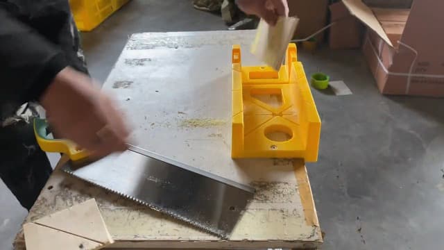 Mitre Box and Saw Set for Wood, Gypsum – Miter Box with 45° & 90° Angle Cuts – Precise Hand Saw with Storage Cutting Guide – Ideal for Molding, Trim, Frame & Baseboard Projects