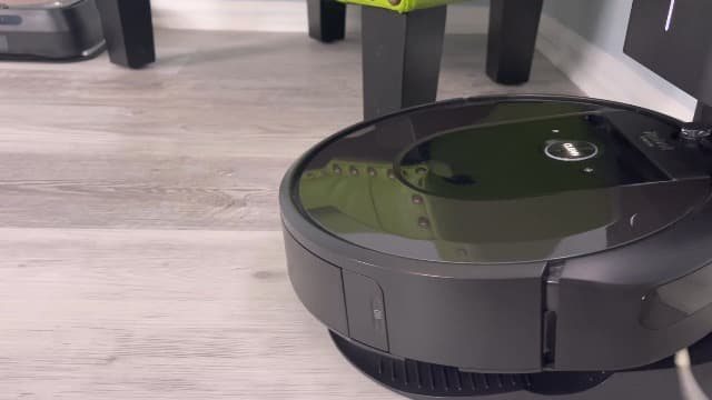 iRobot Roomba i7+ (7550) Robot Vacuum with Automatic Dirt Disposal - Empties Itself for up to 60 Days, Wi-Fi Connected, Smart Mapping, Works with Alexa, Ideal for Pet Hair, Carpets, Hard Floors