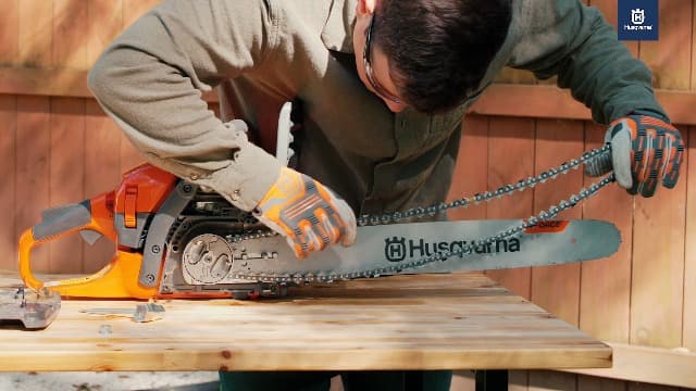 Husqvarna 435 Gas Chainsaw, 40-cc 2.2-HP, 2-Cycle X-Torq Engine, 16 Inch Chainsaw with Smart Start, For Wood Cutting and Tree Trimming, 970612116