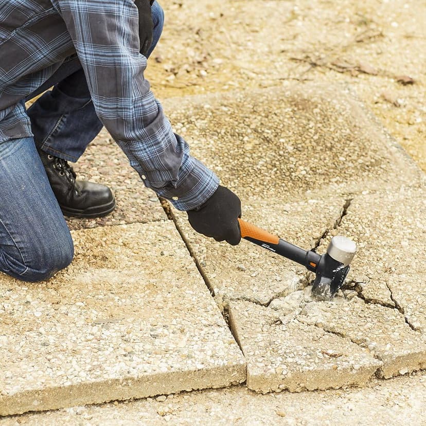 Fiskars Pro IsoCore 3 lb Club Hammer (11") - Drilling Hammer with Wedged Demolition and Driving Face, Shock-Absorbing Grip - Construction and Home Improvement Tools