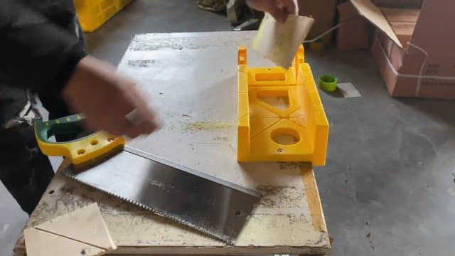 Mitre Box and Saw Set for Crafting,12 Inch Mitre Box with 14 Inch Back Saw,Reinforced Steel Back Saw for Woodworking,Preset Cutting Box with 45 Degree Cutting Guide for Molding Trim