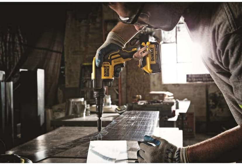 DEWALT DCF622M2 20V MAX XR Versa-ClutchTM Adjustable Torque Screw Gun