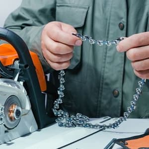 Chainsaw Sharpener Jig Kit, Portable Chainsaw Sharpening Tool with Burr Grinding Stone & Cleaning Brush, Manual Chain Saw Blade Sharpener Attachment for Chain/Electric Saw, Lumberjack, Garden Worker